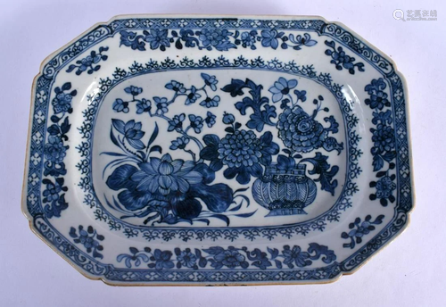 AN 18TH CENTURY CHINESE BLUE AND WHITE PORCELAIN DISH Qianlo...