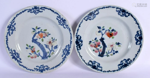 A PAIR OF 18TH CENTURY CHINESE EXPORT FAMILLE ROSE PLATES Qi...