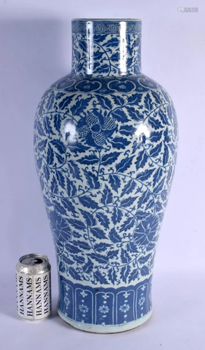 A LARGE LATE 18TH/19TH CENTURY CHINESE BLUE AND WHITE PORCEL...