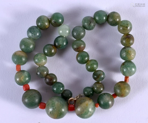 A VINTAGE 9CT GOLD JADE AND CORAL NECKLACE. 28 cm long.