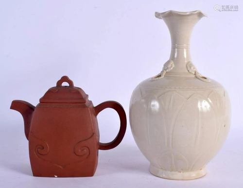 AN EARLY 20TH CENTURY CHINESE YIXING POTTERY TEAPOT AND COVE...