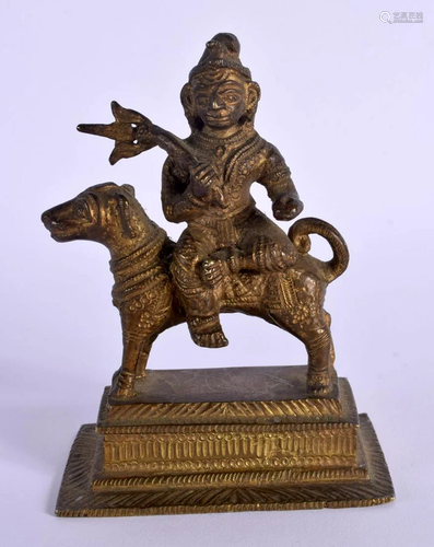 A SMALL MIDDLE EASTERN INDIAN BRONZE DOG. 11 cm x 7 cm.