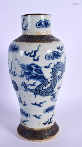 A 19TH CENTURY CHINESE BLUE AND WHITE PORCELAIN VASE Qing. 2...