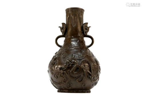 A gorgeous dragon patterns bronze vase