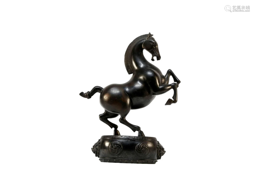 A crafty bronze horse statue