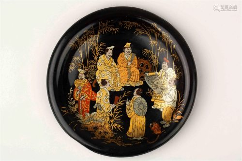 A JAPANESE GILT FIGURE LACQUER PLATE, 18TH CENTURY