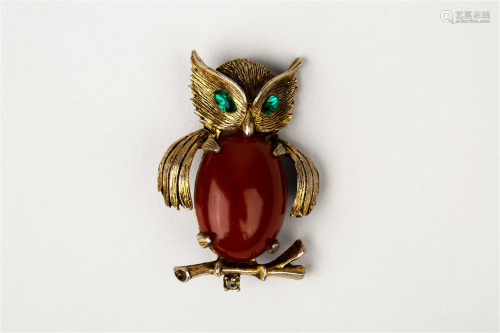 AN AGATE BROOCH WITH GEMS