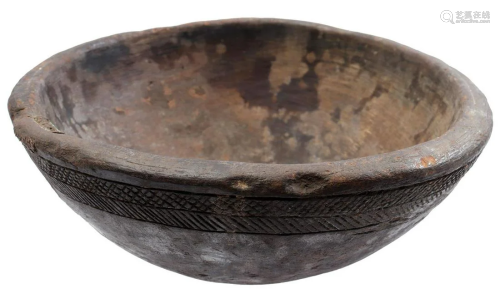 Wooden round bowl with engraved dÃ©cor