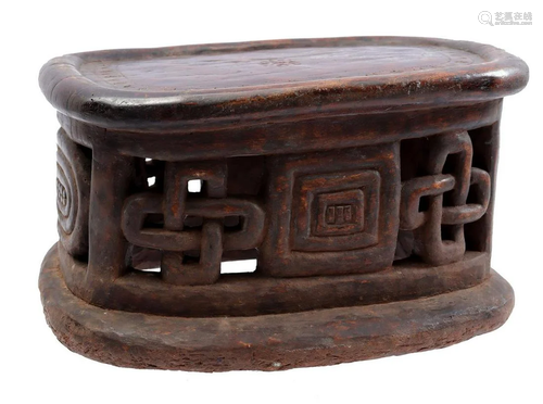 Wooden stool or chair with engraved dÃ©cor