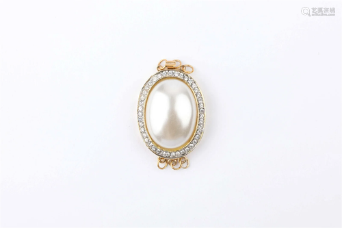 MOTHER-OF-PEARL PENDANT WITH DIAMONDS