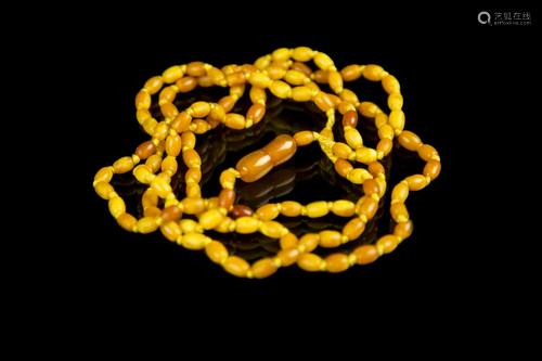 AN AMBER NECKLACE