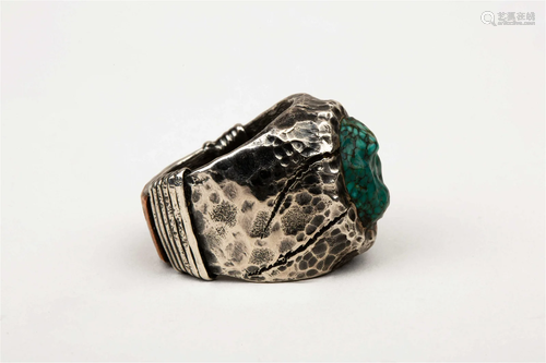 A TURQUOISE STERLING SILVER RING