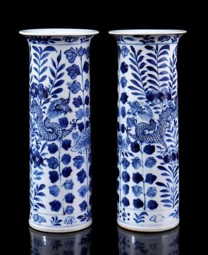 2 cylindrical vases with blue and white décor