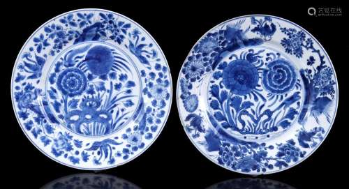 2 porcelain dishes with blue and white floral décor