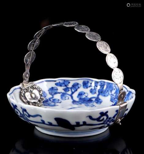 Porcelain bowl with contoured edge