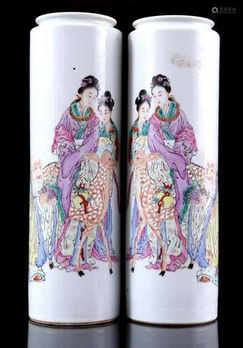 2 cylindrical vases with a decoration