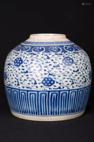 A BLUE AND WHITE CURLY GRASS PATTERN JAR, EARLY QING DYNASTY