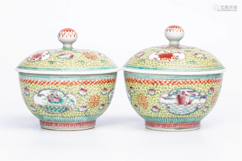 PAIR OF FAMILLE ROSE LIDDED BOWLS WITH 'DA QING QIAN LO...