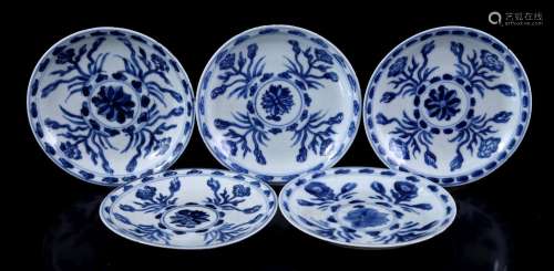 5 porcelain dishes with blue and white floral décor