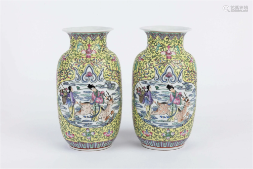 A PAIR OF FAMILLE ROSE VASE WITH 'SHEN DE TANG ZHI'...