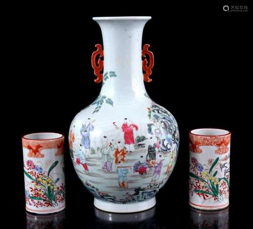 Porcelain Famille Rose vase with décor