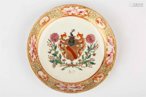 A SMALL FAMILLE ROSE PLATE, 19TH CENTURY