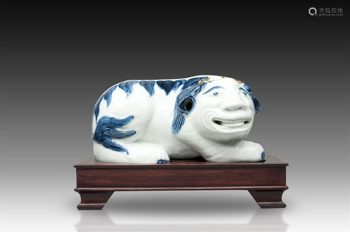 A BLUE AND WHITE FU DOG ORNAMENT, LATE QING DYNASTY