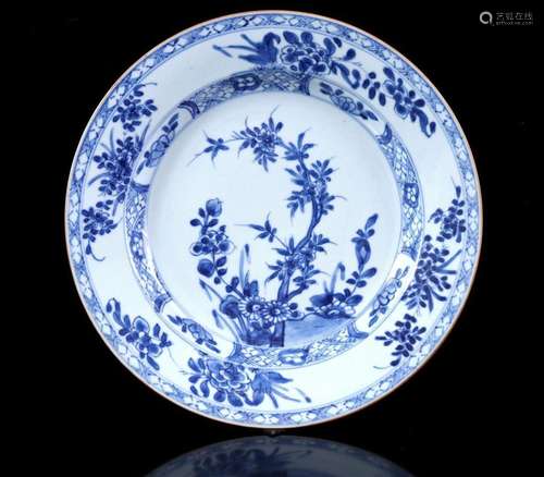 Porcelain dish with blue flower décor