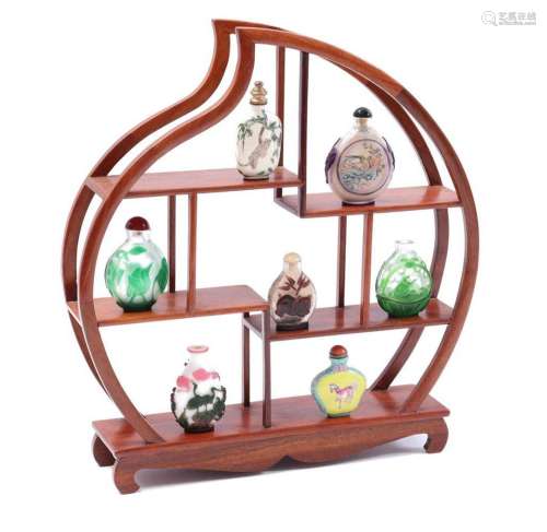 Wooden display with 7 snuff bottles