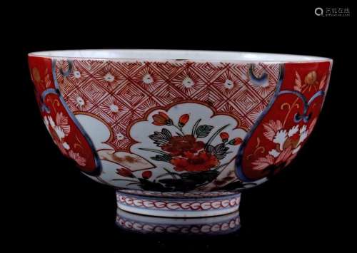 Porcelain Imari bowl with floral décor
