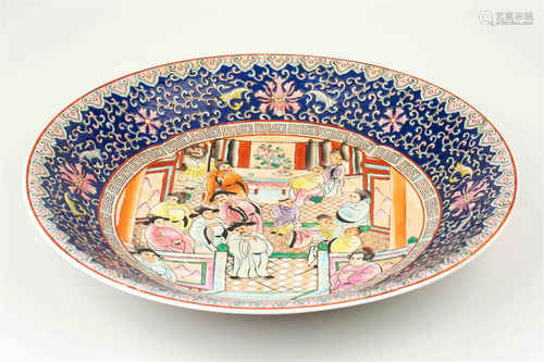 A FAMILLE ROSE FIGURE PLATE WITH 'DA QING QIAN LONG NIA...