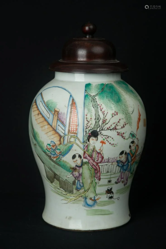 A FAMILLE ROSE VASE, LATE QING DYNASTY/REPUBLIC OF CHINA
