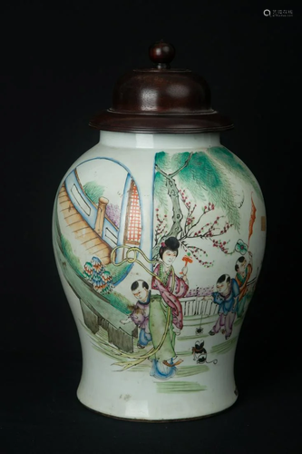 A FAMILLE ROSE VASE, LATE QING DYNASTY/REPUBLIC OF CHINA