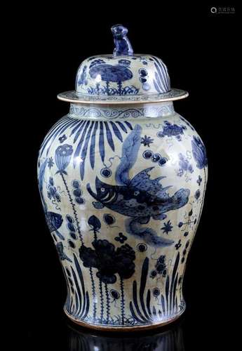 Porcelain vase with lid with blue décor