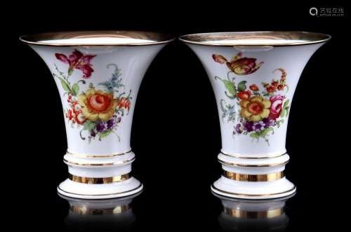 2 porcelain decorative vases