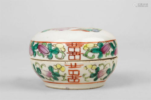 A SMALL FAMILLE ROSE BOX, LATE QING DYNASTY