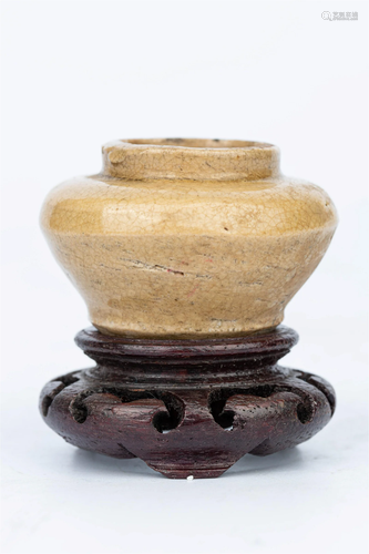 A BEIGE GLAZED SMALL TERRACOTTA JAR, MING DYNASTY