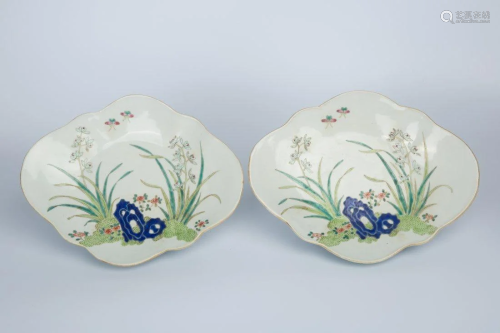 A PAIR OF FAMILLE ROSE FRUIT PLATES WITH 'DA QING GUANG...