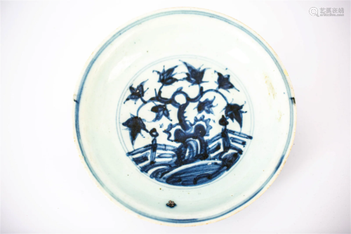 A BLUE AND WHITE PLATE, MING DYNASTY