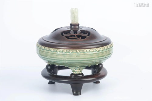 LONG QUAN' KILN BURNER WITH HETIAN JADE LID, MING DYNAS...