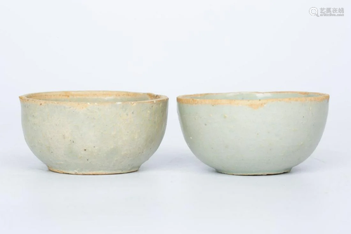 A PAIR OF 'LONG QUAN' TEA CUPS, MING DYNASTY