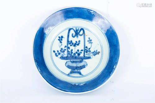 BLUE AND WHITE FLOWER PATTERN PLATE, EARLY QING DYNASTY