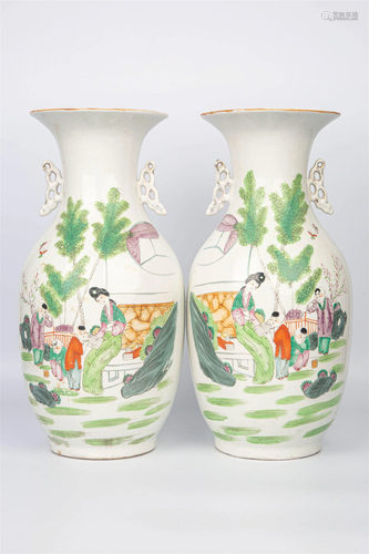 A PAIR OF FAMILLE ROSE VASE, REPUBLIC OF CHINA