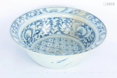 EXPORT BLUE AND WHITE WINE VESSEL, LATE QING DYNASTY