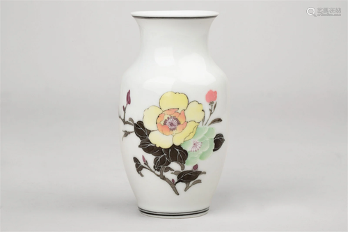 VASE WITH 'QUN LI ZHI ZAO' MARK