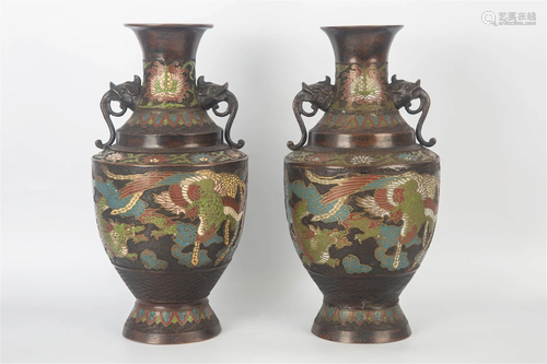 PAIR OF JAPANESE DRAGON PATTERN VASES, 18TH CENTURY