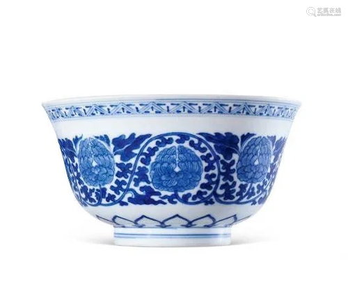 CHINESE PORCELAIN BLUE AND WHITE FLOWER BOWL