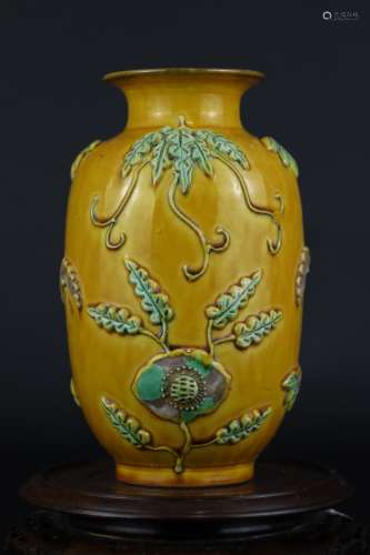 清乾隆 黄釉堆雕素三彩花蝶纹冬瓜瓶