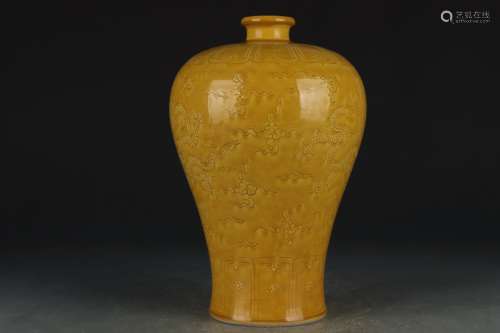 明弘治 黄釉雕刻龙纹梅瓶