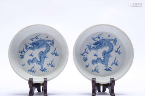 A pair of blue and white 'dragon' washer
